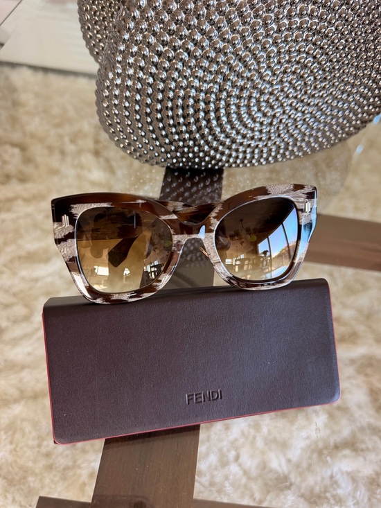 Fendi Accessories - Fendi Tortoiseshell Brown Gradient Cat-Eye Sunglasses